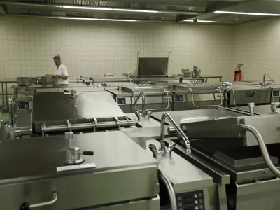 - Univerzitetni klinčni center UKC Ljubljana 2012 - po 39 letih popolnoma prenovljena centralna kuhinja /FOTO: Luka Cjuha