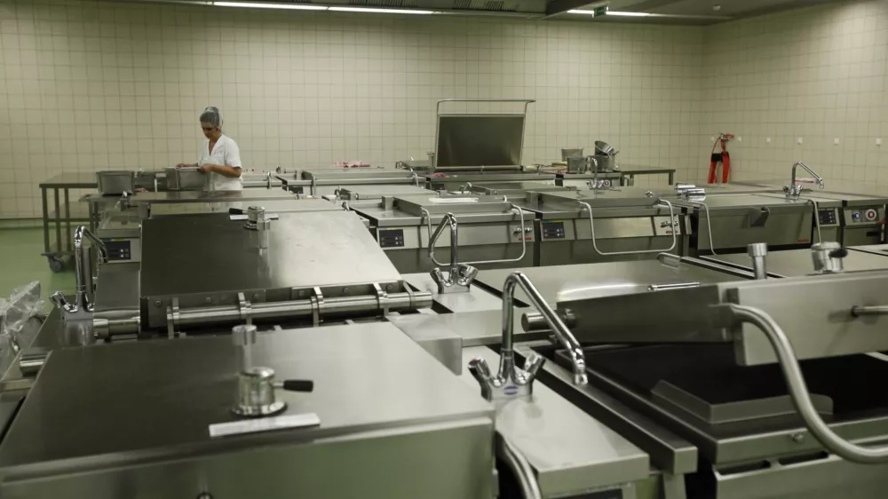 - Univerzitetni klinčni center UKC Ljubljana 2012 - po 39 letih popolnoma prenovljena centralna kuhinja /FOTO: Luka Cjuha