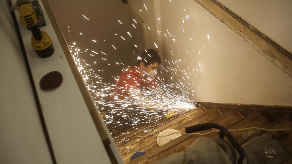 ﻿- 20.01.2015 - simbolična fotografija - stopnice - obnova stopnic, gradbena dela - obrtniške storitve - obrtniško delo - obrtnik - obrtniki - delavec - samostojni podjetnik- adaptacija - -                         //FOTO: Jaka Gasar