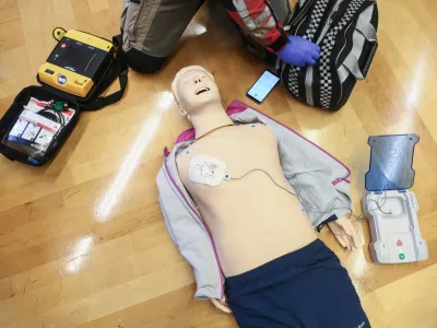 ﻿- oživljanje - simulacija dela zdravstvenega dispečerja in telefonskega vodenja skozi postopke oživljanja.- 16.10.2018 - Svetovni dan oživljanja 2018 - novinarska konferenc pod sloganom »Vsak Zemljan lahko reši življenje« v organizaciji SloRS - Slovenski reanimacijski svet pri Slovenskem združenju za urgentno medicino in Rdeči križ Slovenije. //FOTO: Luka Cjuha.