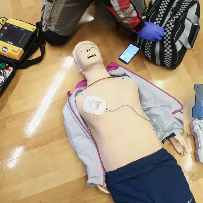 ﻿- oživljanje - simulacija dela zdravstvenega dispečerja in telefonskega vodenja skozi postopke oživljanja.- 16.10.2018 - Svetovni dan oživljanja 2018 - novinarska konferenc pod sloganom »Vsak Zemljan lahko reši življenje« v organizaciji SloRS - Slovenski reanimacijski svet pri Slovenskem združenju za urgentno medicino in Rdeči križ Slovenije. //FOTO: Luka Cjuha.