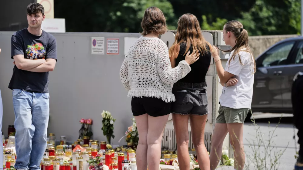 Avstrija se sooča z žalovanjem in vprašanji o motivih 21-letnega storilca. / Foto: AP