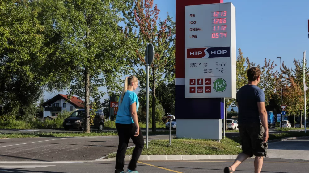 ﻿- 31.08.2016 - - Bencinski servis Petrol v Ljubljani - črpalka - gorivo - bencin, trgovine Hip Hop//FOTO: Bojan Velikonja