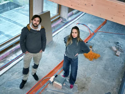 Arhitekta Jernej Girandon in Anja Trobec, avtorja monografije Samograditeljstvo. F Iztok Dimc