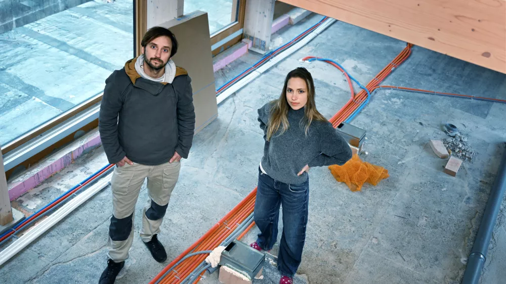 Arhitekta Jernej Girandon in Anja Trobec, avtorja monografije Samograditeljstvo. F Iztok Dimc