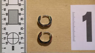 Policija s pomočjo uhanov išče identiteto moškega, čigar truplo so našli v Dravi. 