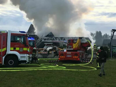 V eksploziji v Trbojah se je porušila stanovanjska hiša. Poškodovanih na srečo ni bilo. Gasilci so na kraju in gasijo požar. 
