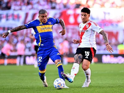 FILE PHOTO: Soccer Football - Argentine Primera Division - River Plate v Boca Juniors - Estadio Mas Monumental, Buenos Aires, Argentina - April 27, 2025 Boca Juniors' Ayrton Costa in action with River Plate's Sebastian Driussi REUTERS/Rodrigo Valle/File Photo