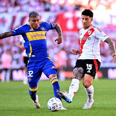 FILE PHOTO: Soccer Football - Argentine Primera Division - River Plate v Boca Juniors - Estadio Mas Monumental, Buenos Aires, Argentina - April 27, 2025 Boca Juniors' Ayrton Costa in action with River Plate's Sebastian Driussi REUTERS/Rodrigo Valle/File Photo