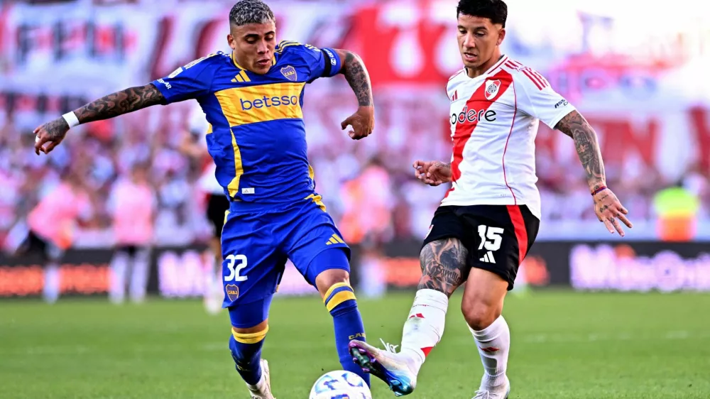 FILE PHOTO: Soccer Football - Argentine Primera Division - River Plate v Boca Juniors - Estadio Mas Monumental, Buenos Aires, Argentina - April 27, 2025 Boca Juniors' Ayrton Costa in action with River Plate's Sebastian Driussi REUTERS/Rodrigo Valle/File Photo