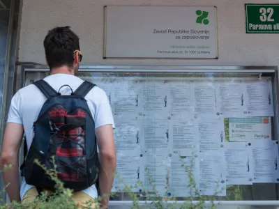 ﻿- 18.08.2016 - simbolična fotografija - iskalec zaposlitve na Parmovi ulici v Ljubljani - Zavod RS za zaposlovanje - ZRSZ - zaposlitev - mladi - brezposelnost - delo - iskanje - služba - ..//FOTO: Maja Marko