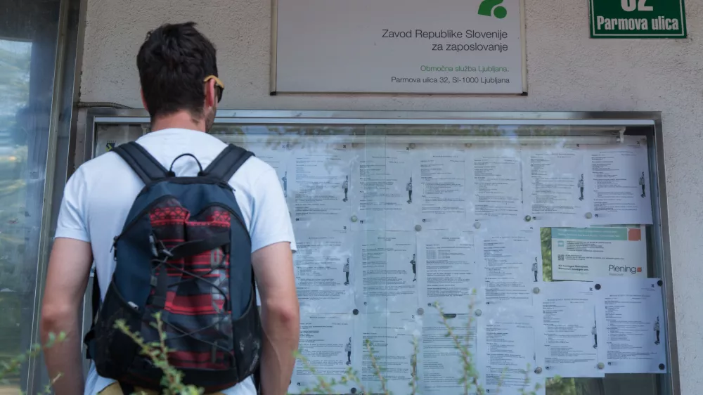 ﻿- 18.08.2016 - simbolična fotografija - iskalec zaposlitve na Parmovi ulici v Ljubljani - Zavod RS za zaposlovanje - ZRSZ - zaposlitev - mladi - brezposelnost - delo - iskanje - služba - ..//FOTO: Maja Marko