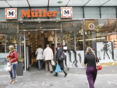 - Drogerija Müller - Čopova ulica - kršitve varovanja dostojanstva na delovnem mestu - trgovsko podjetje, kjer so zaposlenim pred odhodom domov pregledovali žepe in torbice//FOTO: Tomaž Skale