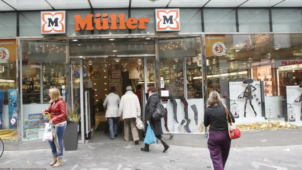 - Drogerija Müller - Čopova ulica - kršitve varovanja dostojanstva na delovnem mestu - trgovsko podjetje, kjer so zaposlenim pred odhodom domov pregledovali žepe in torbice//FOTO: Tomaž Skale