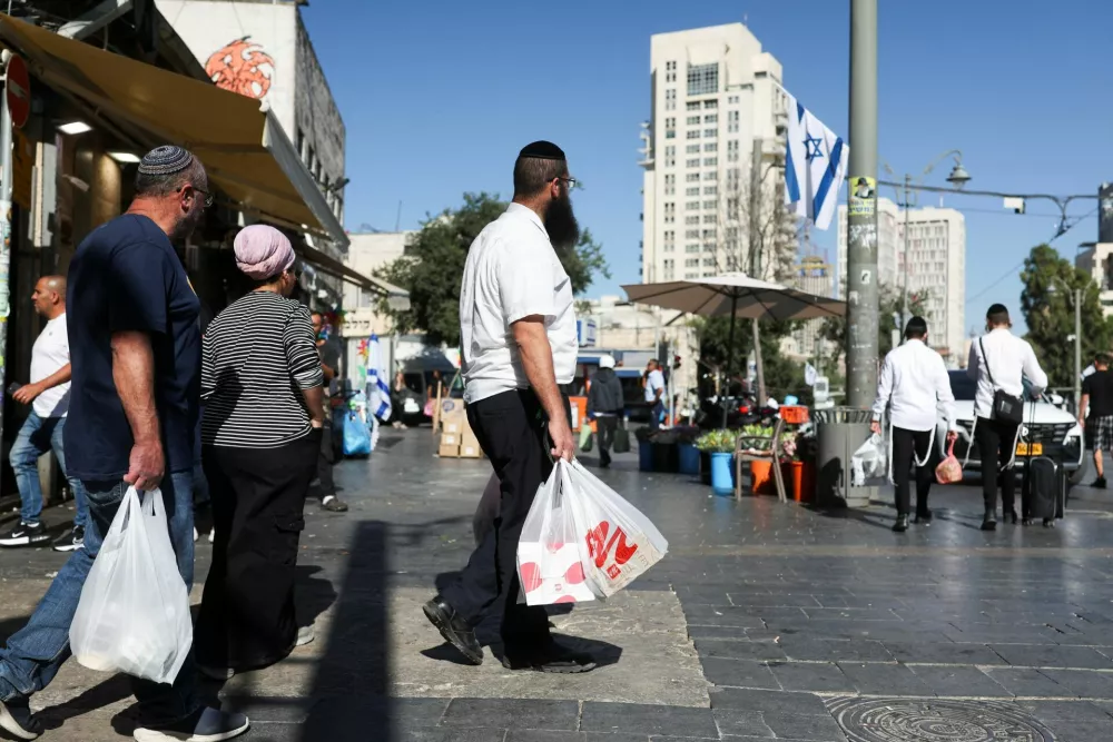 People shop in the main market as Israelis prepare against retaliation by Iran following an Israeli strike, in Jerusalem, June 13, 2025. REUTERS/Ronen Zvulun