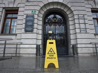 simbolična fotografija - Vrhovno sodišče RS, Tavčarjeva 9 - opozorilna tabla - pozor spolzka tla//FOTO: Tomaž Skale