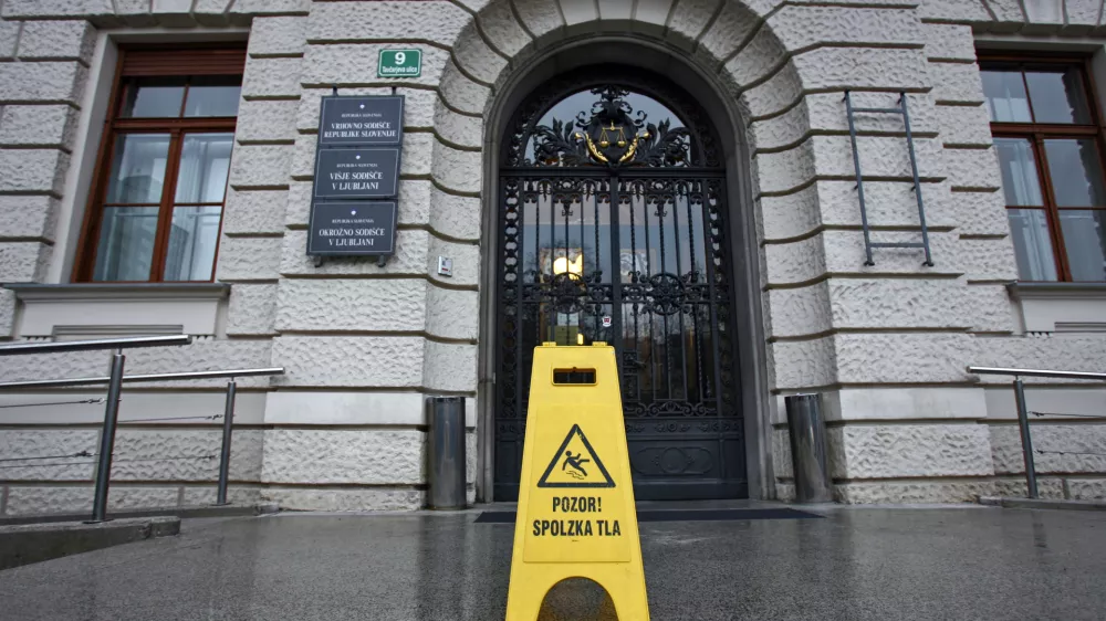 simbolična fotografija - Vrhovno sodišče RS, Tavčarjeva 9 - opozorilna tabla - pozor spolzka tla//FOTO: Tomaž Skale