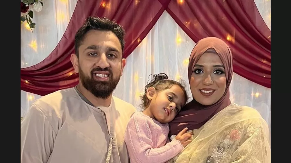 Akeel Nanabawa, soproga Hannaa Vorajee in njuna štiriletna Sara. Vir: družinski album