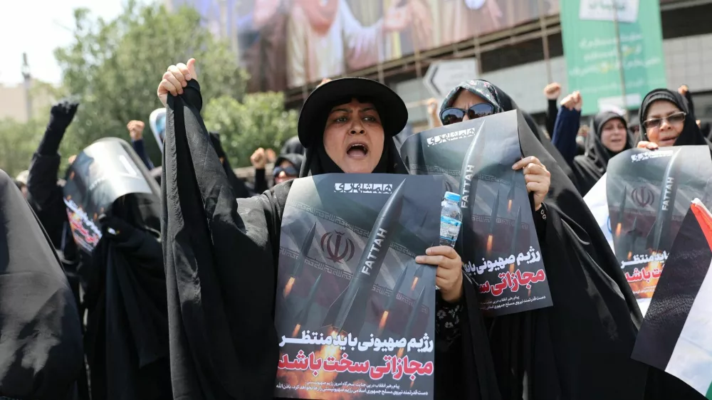 People attend an anti-Israeli protest following the Israeli strikes on Iran, in Tehran, Iran, June 13, 2025. Majid Asgaripour/WANA (West Asia News Agency) via REUTERS  ATTENTION EDITORS - THIS PICTURE WAS PROVIDED BY A THIRD PARTY