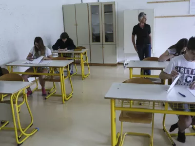 ﻿- Osnovna šola Valentina Vodnika v Ljubljani - razred - učilnica - osnovnošolci - učenci - učiteljica - šolstvo    - 07.05.2015 - Nacionalno preverjanje znanja (NPZ) v osnovnih šolah - pisno preverjanje znanja iz maternega jezika za učence 6. in 9. razreda -    //FOTO: Jaka Gasar