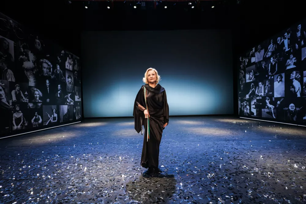 Maribor, SNG Maribor.Zakljucek festivala Borstnikovo srecanje s podelitvijo festivalskih nagrad, ki se ga je udelezila tudi ministrica za kulturo Asta Vrecko.