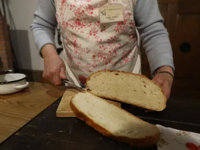  prikaz starega načina peke kruha v krušni peči -02.03.2024 – Dan odprtih vrat TMS - Tehniški muzej Slovenije, Bistra pri Vrhniki - Kruh//FOTO: Luka Cjuha