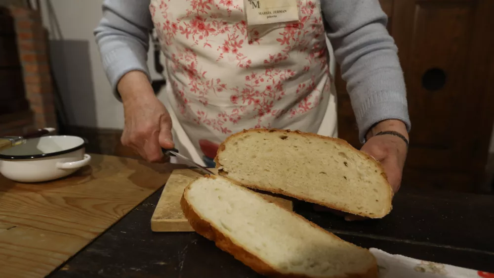  prikaz starega načina peke kruha v krušni peči -02.03.2024 – Dan odprtih vrat TMS - Tehniški muzej Slovenije, Bistra pri Vrhniki - Kruh//FOTO: Luka Cjuha