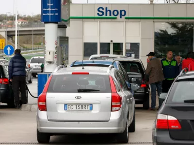 OMV bencinski servis ŠkofijeGužva na črpalki, ki jo povzročajo italijanski vozniki zaradi cenejšega goriva.//foto: Bojan Velikonja