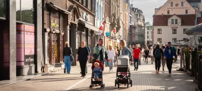 Picture of a typical Old riga street, in Latvia, with a family, pedestrians, mother, father ad babies in strollers, walking. Vecriga (Old Riga) is the historical center and a neighbourhood (as Vecpilseta) of Riga, Latvia, located in the Central District on the east side of Daugava River. Vecriga is famous for its old churches and cathedrals, / Foto: Balkanscat