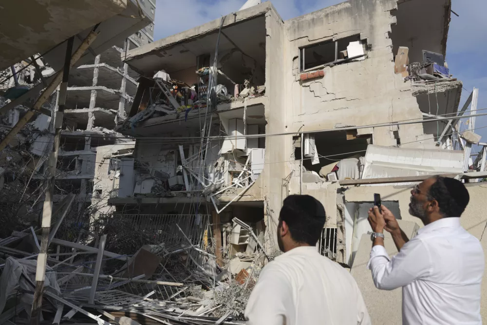 Iskanje pogrešanih v Tel Avivu po zadnjem iranskem napadu. Foto: AP