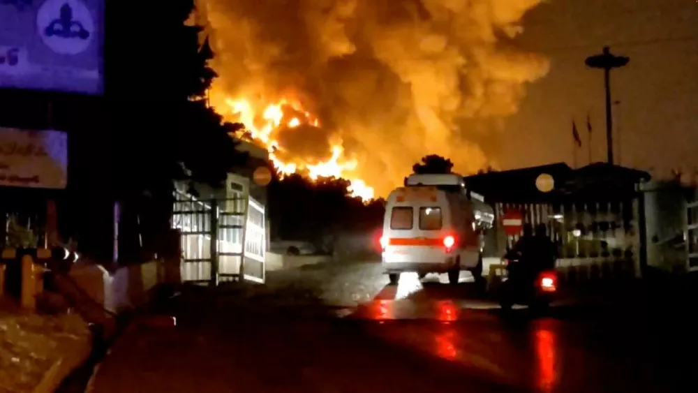 Ogenj in dim po izraelskih napadih v Teheranu. Foto: iranski Rdeči polmesec via Reuters 