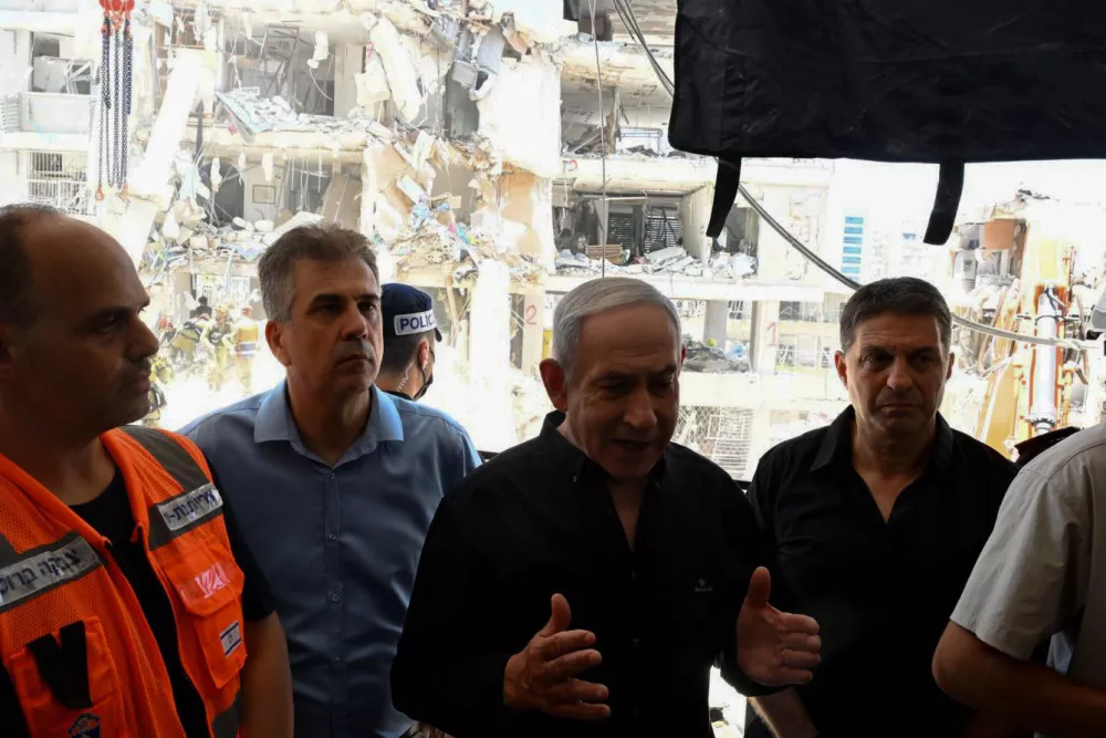 HANDOUT - 15 June 2025, Israel, Bat Yam: Israeli Prime Minister Benjamin Netanyahu visits the sites attacked by Iranian missiles in Bat Yam. Photo: Avi Ohayon/GPO/dpa - ATTENTION: editorial use only and only if the credit mentioned above is referenced in full