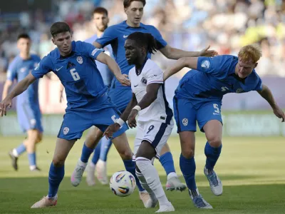 Soccer Football - UEFA Under 21 Championship - England v Slovenia - Nitra Stadium, Nitra, Slovakia - June 15, 2025 England's Jon Rowe in action with Slovenia's Zan Jevsenak and Lovro Golic REUTERS/Radovan Stoklasa