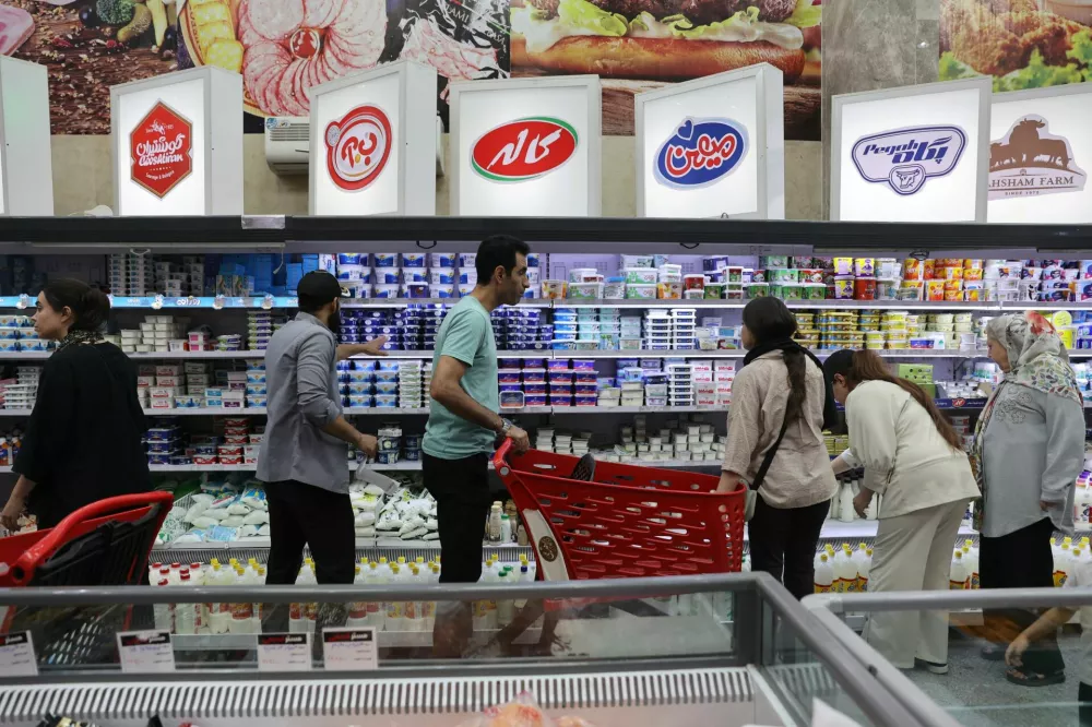 People shop in a store in Tehran, Iran June 15, 2025. Majid Asgaripour/WANA (West Asia News Agency) via REUTERS  ATTENTION EDITORS - THIS PICTURE WAS PROVIDED BY A THIRD PARTY