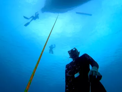 ﻿Tečaj vodi izkušena ekipaTečaji potekajo v majhnih skupinah in trajajo šest dni. Običajno se opravita dva sklopa potopov na dan, en zjutraj in en popoldan. Vmes se izvajajo dihalne vaje, raztezne vaje in joga, vaje za izenačevanje pritiska, ki so ključne za uspešne potope, pa še kakšen trening statične apneje v bližnjih zalivčkih, kjer se vadijo tudi varnostni protokoli. Tečaje vodi Tadej Černoš, dolgoletni inštruktor trener mednarodne šole potapljanja na vdih Apnea Academy, ki jo vodi nekdanji italijanski as Umberto Pelizzari. Del stalne ekipe sta še Tjaša Učakar, prva inštruktorica Apnea Academy v Sloveniji, in Mojca Haberman, mlada perspektivna tekmovalka v apneji.
