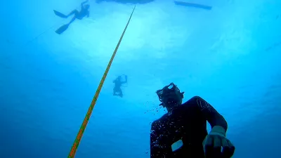 ﻿Tečaj vodi izkušena ekipaTečaji potekajo v majhnih skupinah in trajajo šest dni. Običajno se opravita dva sklopa potopov na dan, en zjutraj in en popoldan. Vmes se izvajajo dihalne vaje, raztezne vaje in joga, vaje za izenačevanje pritiska, ki so ključne za uspešne potope, pa še kakšen trening statične apneje v bližnjih zalivčkih, kjer se vadijo tudi varnostni protokoli. Tečaje vodi Tadej Černoš, dolgoletni inštruktor trener mednarodne šole potapljanja na vdih Apnea Academy, ki jo vodi nekdanji italijanski as Umberto Pelizzari. Del stalne ekipe sta še Tjaša Učakar, prva inštruktorica Apnea Academy v Sloveniji, in Mojca Haberman, mlada perspektivna tekmovalka v apneji.