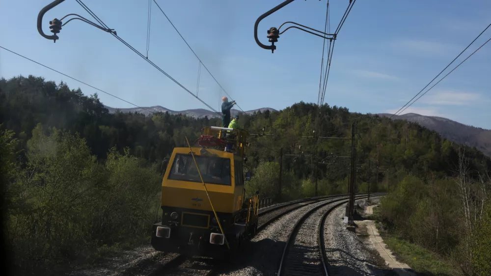 ﻿popravilo želežniške proge - gradnja izvlečnega tira - izvlečni tir - 20.04.2017 - Slovenske železnice (SŽ) - tovorni železniški promet - - infrastrukturni projekt Drugi tir - izgradnja drugega železniškega tira med Divačo in Koprom v dolžini 27 kilometrov - železniška proga - železniški tir - železnica - //FOTO: Luka Cjuha..OPOMBA: DNEVNIKOV OBJEKTIV - REPORTAŽA 2017 -