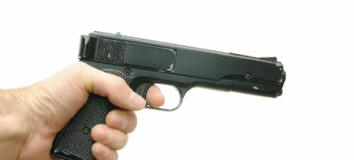 pištola v rokah moškega