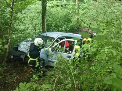 V nesreči je umrl 93-letni voznik avta. 