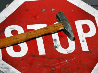 ﻿- ilustrativna fotografija - prometni znak STOP - tesarsko kladivo - delo - prekinitev - konec - prenehanje - upor - protestiranje - spremembe - podizvajalci - neplačniki - gradbeništvo - afere - mobing- šikaniranje - trpinčenje na delovnem mestu //FOTO: Bojan Velikonja