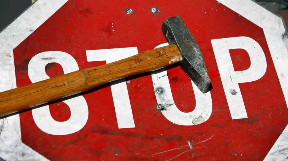 ﻿- ilustrativna fotografija - prometni znak STOP - tesarsko kladivo - delo - prekinitev - konec - prenehanje - upor - protestiranje - spremembe - podizvajalci - neplačniki - gradbeništvo - afere - mobing- šikaniranje - trpinčenje na delovnem mestu //FOTO: Bojan Velikonja
