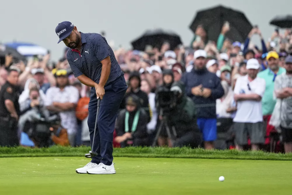 J.J. Spaun sinks a birdie putt on the 18th hole to win the U.S. Open golf tournament at Oakmont Country Club Sunday, June 15, 2025, in Oakmont, Pa. (AP Photo/Carolyn Kaster)
