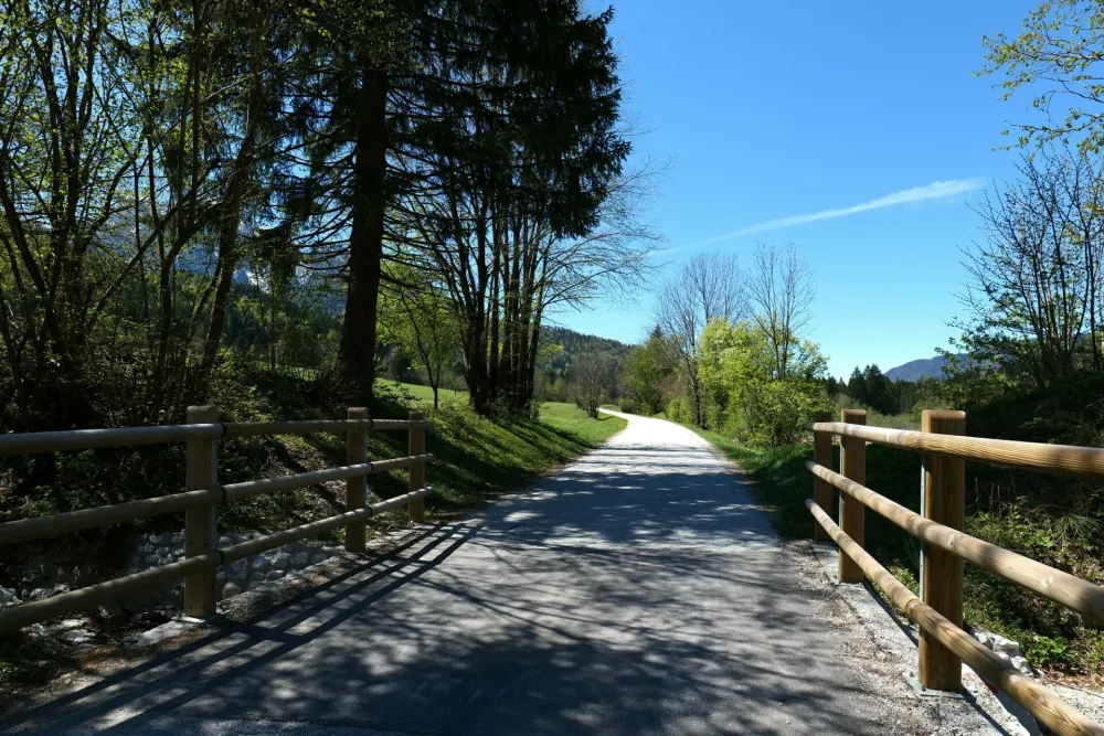 Ena najlepših kolesarskih poti, primernih tudi za družine, je ta, ki vodo skozi Rateče. F Bor Bernet