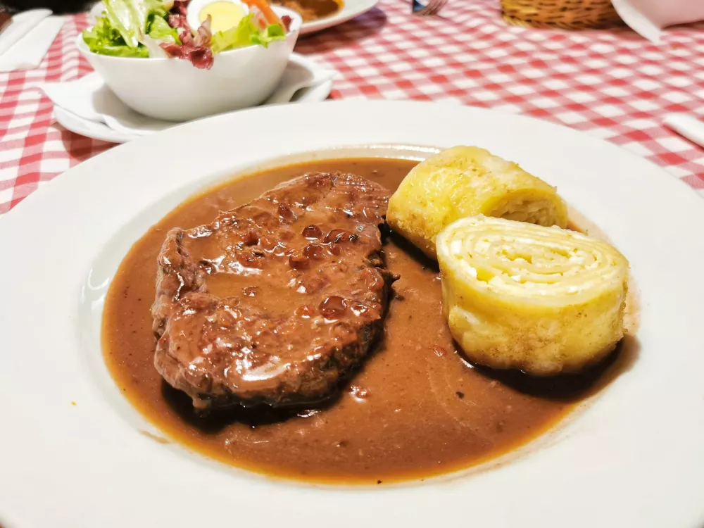 Jelenov file z brusnicami in skutnimi štruklji, Gostišče Karavla 297