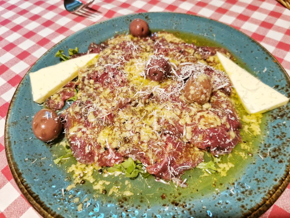 Goveji karpačo, Gostišče Karavla 297