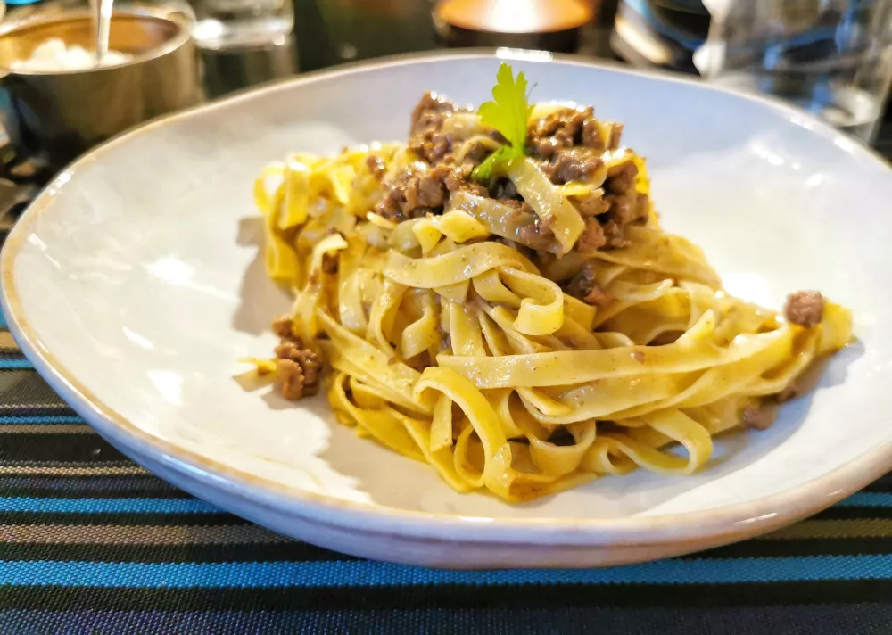 Rezanci z ragujem divjega prašiča, Osteria Hladik