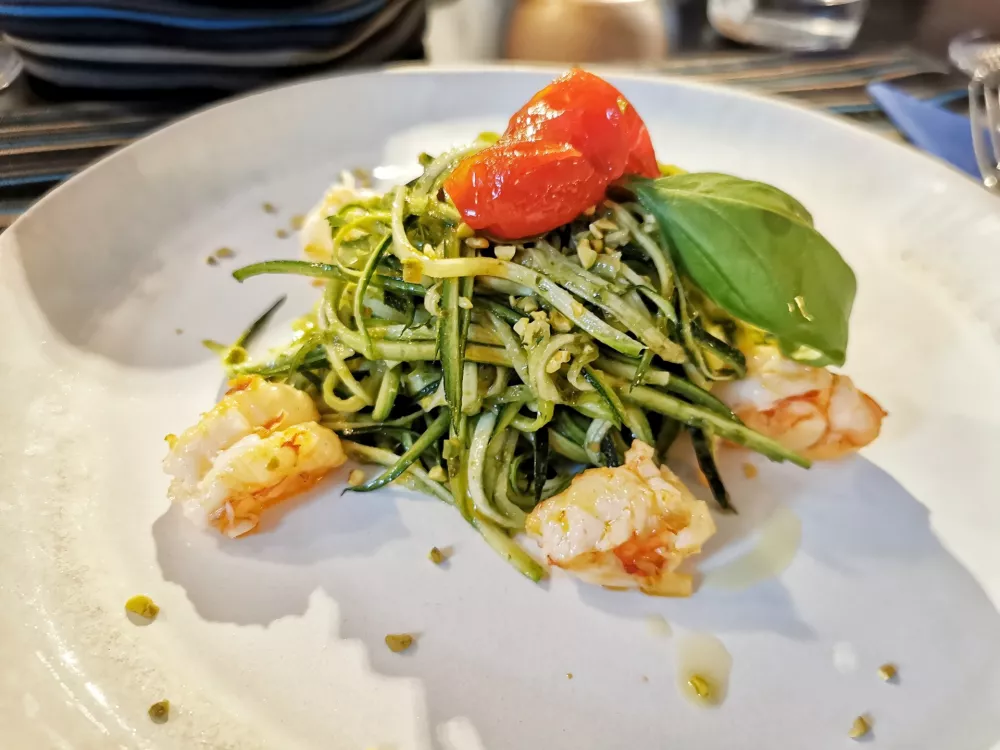 Bučkini špageti s pestom in gamberi, Osteria Hladik