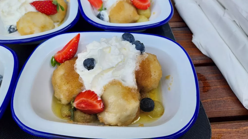 Planinski dom na Kalniku je znan predvsem po odličnih domačih cmokih. Seveda - polnjenih s slivovo marmelado. 