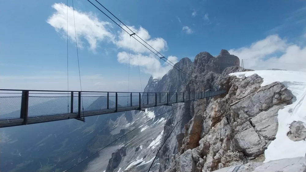Viseči most je ena od glavnih atrakcij na ledeniku. 