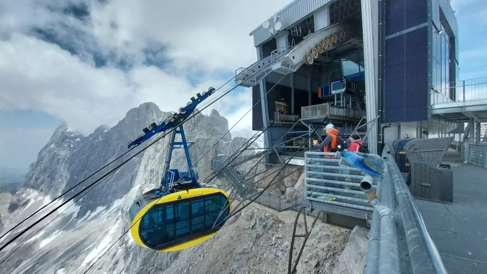 Dostop do ledenika Dachstein je mogoč z gondolo iz doline Ramsau, ki vas popelje do postaje Hunerkogel na višini približno 2.700 metrov.